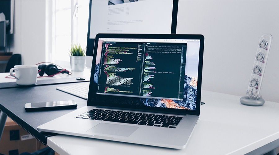 Jak zadbaliśmy o bezpieczeństwo i ciągłość działania firmy handlowej - Współpraca z firmą handlową rozpoczęła się w momencie jej intensywnego rozwoju. Firma potrzebowała rozbudowanego systemu informatycznego do przechowywania danych, obsługi systemu handlowego i zabezpieczenia połączeń dla pracowników zdalnych. 